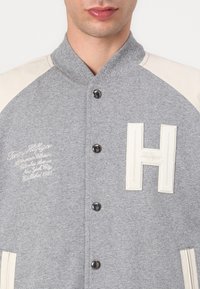 Tommy Hilfiger MIX MEDIA VARSITY UNISEX - Chaquetas bomber - grey