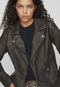 VILA VICARA WASHED COATED JACKET - Imitert skinnjakke - black