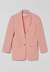 Světle růžový dámský blazer s dvěma předními kapsami na klapku, jednou náprsní kapsou, klopami ve tvaru notche a uzávěrem na dva knoflíky na šedém pozadí.