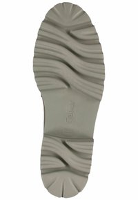 Suola di scarpa in gomma di un grigio chiaro con motivi ondulati testurizzati e scanalature per una migliore aderenza, contrassegnata con "Gabor" vicino all'area del tallone.