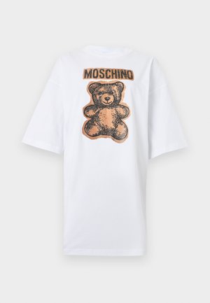 T-shirt blanc à manches courtes avec un grand motif d'ours en peluche marron et le texte "MOSCHINO" au-dessus de l'ours sur le devant.