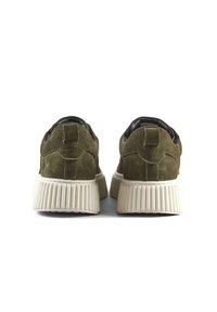 Maslinasto zelene sneakersice od ovog povrća s teksturiranim bijelim gumenim potplatom i podstavljenim okovratnikom; imaju stražnji kuk za lako obuvanje.