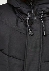 Schwarze wattierte Jacke mit durchgehendem Reißverschluss, verstellbarer Kordelzugkapuze und strukturiertem Stoff mit mattem Finish.