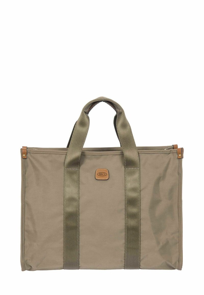 Sac fourre-tout vert olive avec deux larges poignées en tissu, un patch en cuir avec le logo et des détails de couture, fabriqué à partir de matériaux durables.