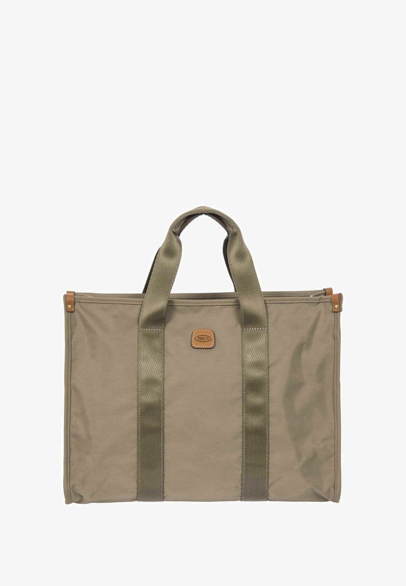 Sac fourre-tout vert olive avec deux larges poignées en tissu, un patch en cuir avec le logo et des détails de couture, fabriqué à partir de matériaux durables.