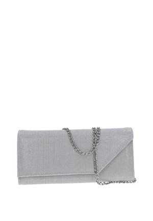 Bolso de mano de purpurina plateada con cierre de solapa y una cadena plateada colocada sobre la parte frontal, sobre un fondo blanco.