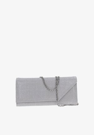 Bolso de mano de purpurina plateada con cierre de solapa y una cadena plateada colocada sobre la parte frontal, sobre un fondo blanco.