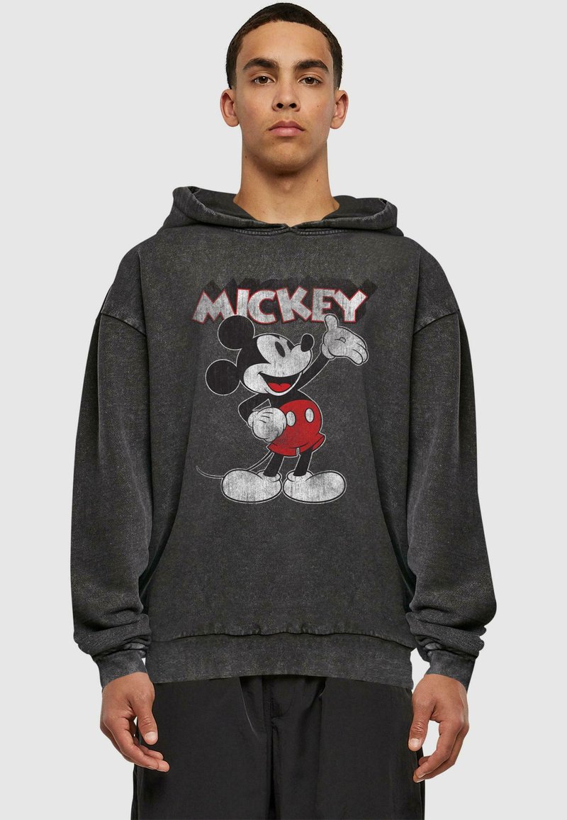 Černá mikina s kapucí s grafikou Mickey Mouse. Design zahrnuje červené a bílé akcenty, uvolněný střih a žebrované manžety.