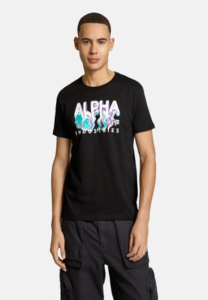 T-shirt en coton noir avec un logo "ALPHA INDUSTRIES" coloré et des accents ondulés. Manches courtes et design col rond.