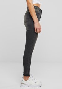 Urban Classics Vaqueros pitillo - black
