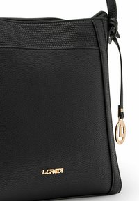 Borsa a tracolla in pelle nera con texture, accentata da un logo dorato e chiusura con zip, dotata di una tracolla sottile e di forma rettangolare.