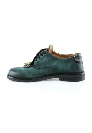 Chaussure habillée pour homme en daim vert foncé avec semelle noire, fermeture éclair noire partiellement ouverte le long des lacets, et doublure intérieure beige.