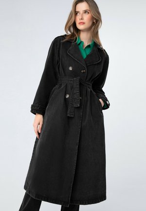 Zwarte denim trenchcoat met een dubbelzijdig ontwerp, brede revers, riem in de taille en knoopmanchetten. Glad textuur en lange mouwen.