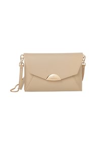 Borsa a tracolla in pelle beige con chiusura a pattina e hardware dorato, caratterizzata da un design triangolare e una tracolla removibile.