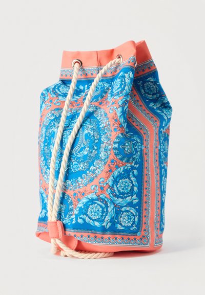 Τσάντα με κορδόνι, διακοσμημένη με περίπλοκα λουλουδένια και σκαλιστά σχέδια σε κοραλλί και μπλε, με χοντρά λευκά στριφτά σχοινιά και κοραλλί περιθώριο.