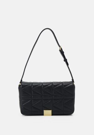 Must värvi nahast õlakattega kott, millel on tikandiga kolmnurga muster, kuldse tooniga riistvara, reguleeritav rihm ja ristkülikukujuline lukudetail.