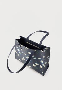 Tumši zils iepirkumu soma ar ziedu rakstu, ar izturīgiem siksnām, atvērtu dizainu un iekšējo kabatu ar rāvējslēdzēju. Izgatavota no izturīga materiāla.