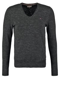 Pull à manches longues gris foncé avec col en V, petit logo drapeau Tommy Hilfiger sur le côté gauche de la poitrine, taille moyenne.