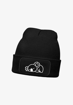 Schwarze gestrickte Mütze mit gerippter Struktur. Verfügt über einen rechteckigen Aufnäher mit einem weißen schlafenden Koala-Motiv.