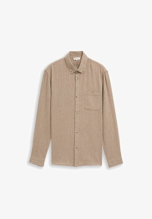 Chemise beige à manches longues avec un motif à rayures verticales texturé. Design à boutons avec une poche poitrine. Col classique et détails des boutons.