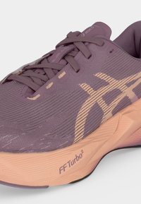 Μωβ και ροδακινί παπούτσι τρεξίματος Asics με κορδόνια, επάνω μέρος από δίχτυ, λογότυπο με μοτίβο και ενισχυμένη σόλα με την ένδειξη «FF Turbo²».
