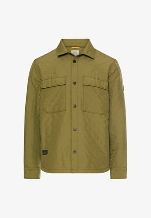 Oliven grøn, quiltet jakke med skjortekrave, to forlommer og sorte trykknapper. Har et mærketag på den nederste del.