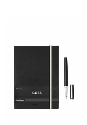 Czarny notes w linie z gumką i etykietą „BOSS”, obok czarny pióro wieczne bez nasadki na białym tle.