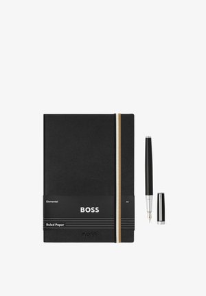 Schwarzes kariertes Notizbuch mit elastischem Band und "BOSS"-Label, begleitet von einem schwarzen Füllfederhalter ohne Kappe auf weißem Hintergrund.
