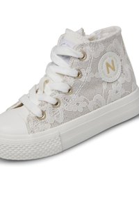 Bílé vysoké tenisky vyrobené z krajky a textilu, s kulatou špičkou, bílými tkaničkami, kovovými oky a strukturovanou gumovou podrážkou.