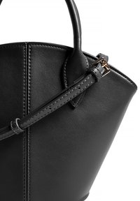 Bolso de mano de cuero negro con forma estructurada, asas superiores y una correa desmontable. Presenta costuras en contraste y una hebilla de tono dorado pulido.