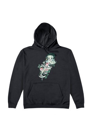Sort hættetrøje med trykt design af en karakter omgivet af blomster og et banner, med en blød overflade og frontlomme.