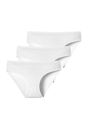 Trois paires de sous-vêtements féminins bikini blancs unis empilées en diagonale sur un fond blanc.