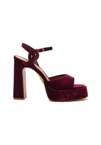 Fluwelen bordeaux platform sandalen met een vierkante hoge hak, open teen en een enkelbandje dat met een gespte is vastgemaakt. Zachte textuur.