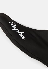 Funda de sillín de bicicleta negra con superficie texturizada y logo "Rapha." en blanco. Diseño curvado, material suave, bordes reforzados para mayor durabilidad.