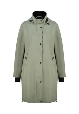 Long manteau de pluie vert sauge avec des boutons à l'avant, des poches à rabat sur les côtés, des poignets intérieurs noirs et des cordons ajustables pour la capuche.