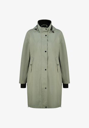 Long manteau de pluie vert sauge avec des boutons à l'avant, des poches à rabat sur les côtés, des poignets intérieurs noirs et des cordons ajustables pour la capuche.