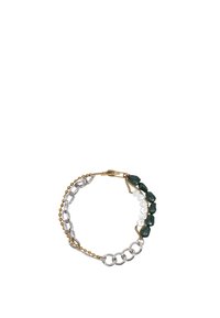 Pulsera de múltiples hilos en oro y plata con cuentas verdes y blancas, intercaladas con eslabones de metal texturizado y un cierre de gancho.