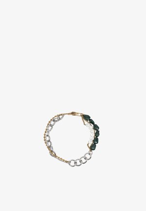 Złota i srebrna bransoletka wielowarstwowa z zielonymi i białymi koralikami, przerywana metalowymi ogniwami o fakturowanej powierzchni oraz z zapięciem na zatrzask.