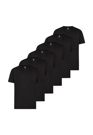 Six T-shirts noirs unis à manches courtes et col en V, disposés en rangée décalée sur un fond blanc.