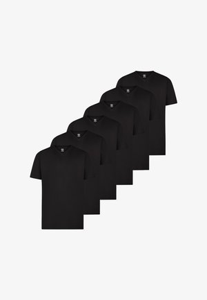 Zes effen zwarte T-shirts met korte mouwen en V-hals, gerangschikt in een verspringende rij op een witte achtergrond.