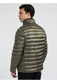 Guess LIGHT PACKABLE  - Pūkinė striukė - hellgrün