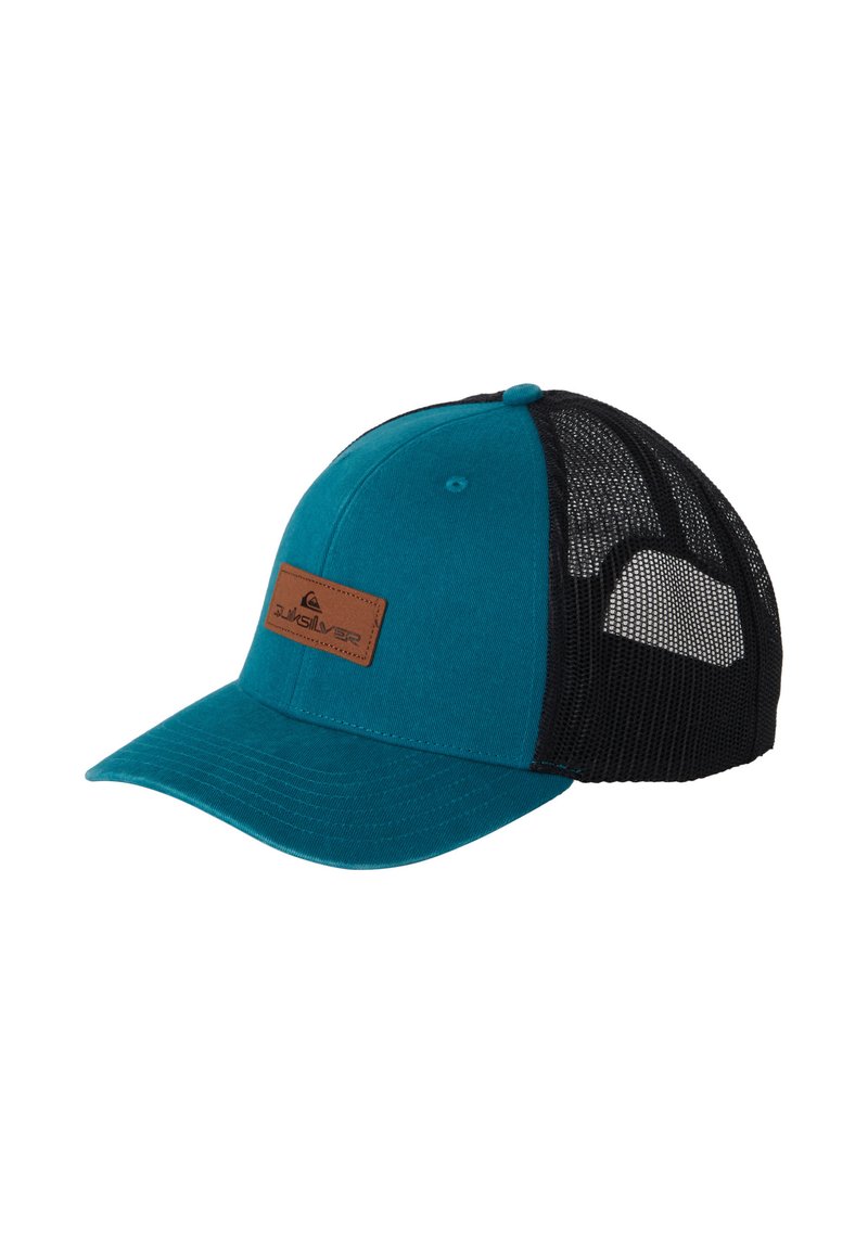 Gorra verde azulado con una parte trasera de malla negra, que presenta un parche de logo de cuero marrón en la parte delantera, diseño estructurado y visera curvada.