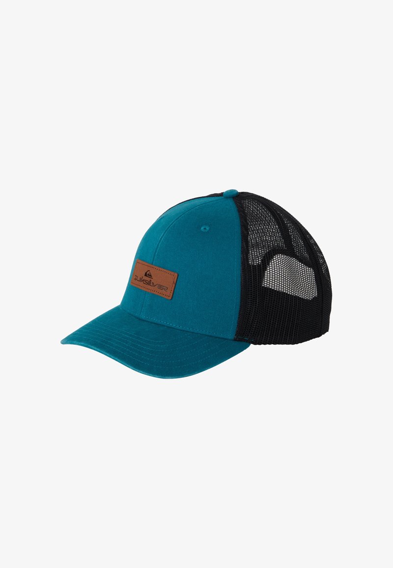 Gorra verde azulado con una parte trasera de malla negra, que presenta un parche de logo de cuero marrón en la parte delantera, diseño estructurado y visera curvada.