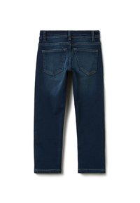 Vaqueros azul oscuro con cintura de altura media, diseño de cinco bolsillos y corte recto. Textura de denim suave con un ligero desgaste en la parte trasera.