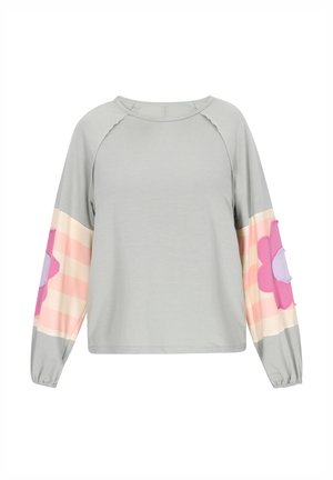 Világosszürke, hosszú ujjú felső, raglán ujjakkal, színes vízszintes csíkokkal és rózsaszín és lila virágos applikációs mintázattal minden ujjon.