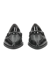 Černé lakované kožené mokasíny s elegantní, zaoblenou špičkou a dekorativním kovovým řetízkem přes přední část. Plochá podešev.