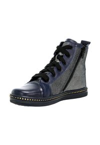 Bottine haute en cuir bleu marine avec des accents argentés scintillants, des lacets noirs, une fermeture éclair sur le côté et des clous dorés décorant la semelle.