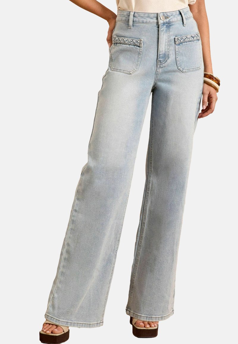 Lichtblauwe denim high-waisted wijde jeans met twee achterzakken met gevlochten accenten en een lichte vervaging.