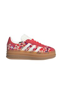 Rote Sneakers mit Blumenmuster und weißen Akzenten, ausgestattet mit Schnürdesign und dicker, transparenter Gummisohle. Texturiertes weißes Zungenstück.