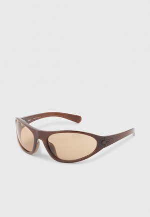 Gafas de sol envolventes marrones con lentes tintadas y una montura curva y elegante sobre un fondo blanco.
